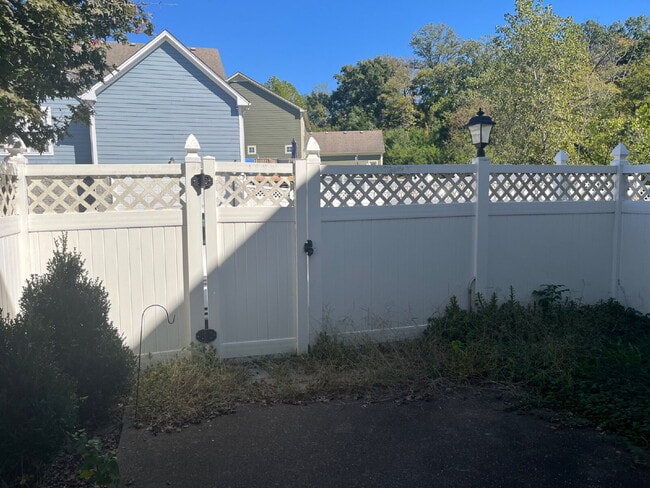 Building Photo - "Charming 2-Bed Townhouse Retreat with 2.5...