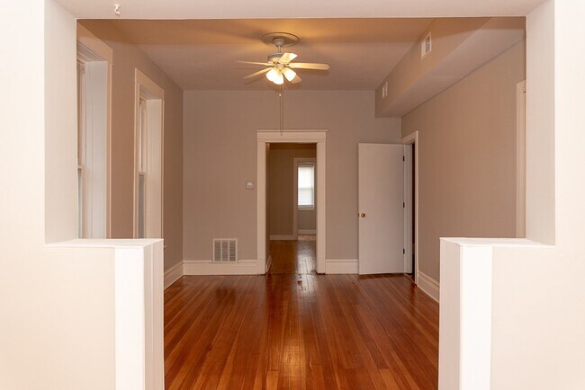 Building Photo - 2024 W Augusta Blvd