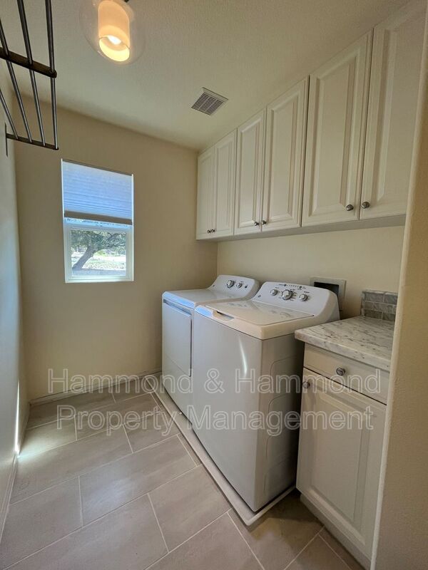 Building Photo - 3806 Cayman Ct
