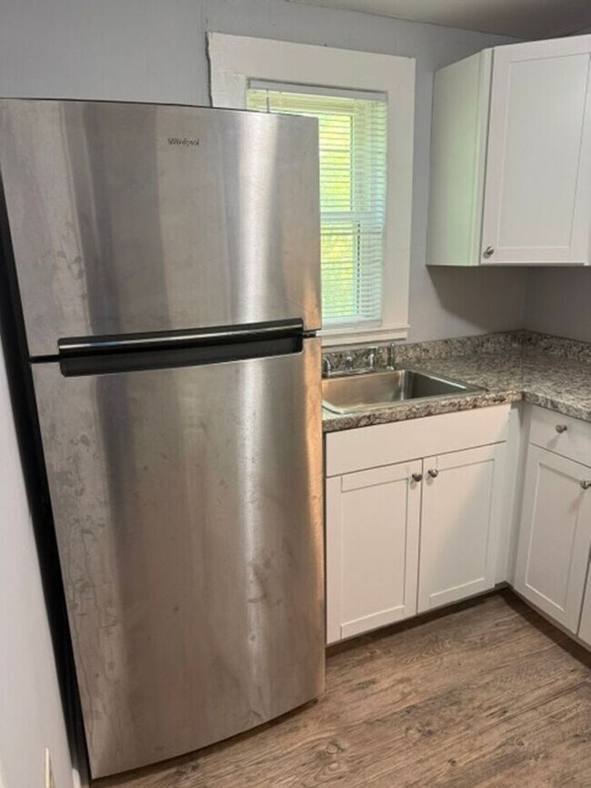 Building Photo - Spacious Two Bedroom Townhouse