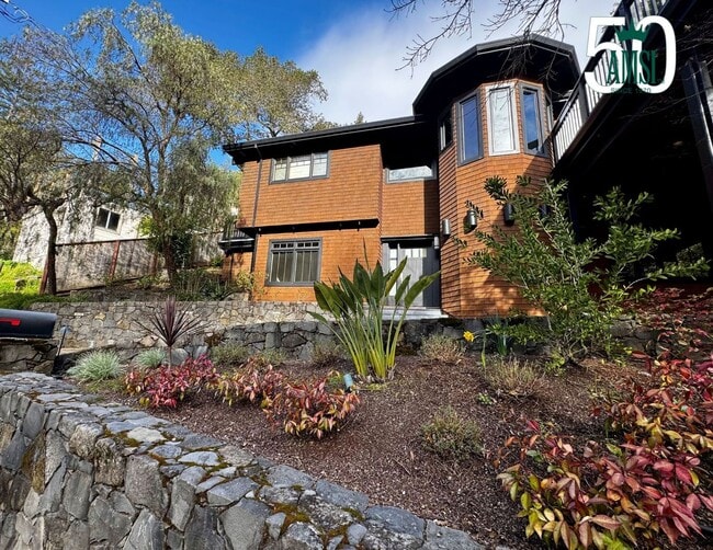 Building Photo - Private. Polished. Perfectly Larkspur.