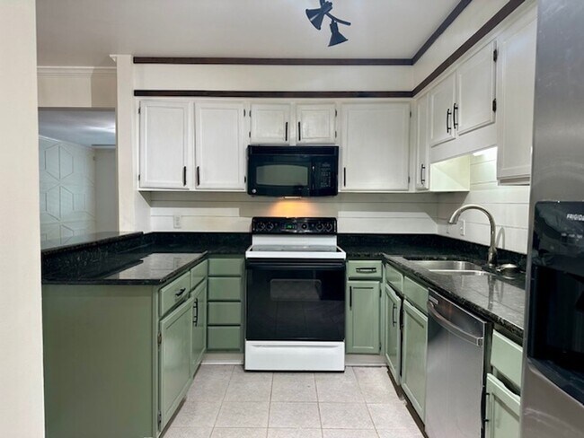 Building Photo - LIVE IN THE HEART OF FOREST ACRES