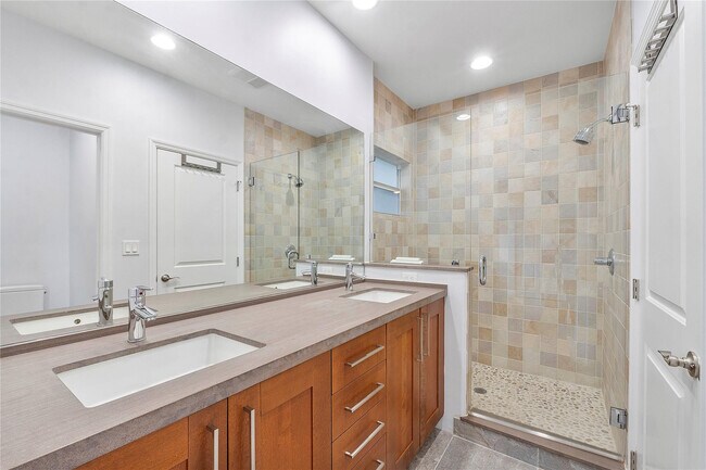 Building Photo - 825 NE 17th Way