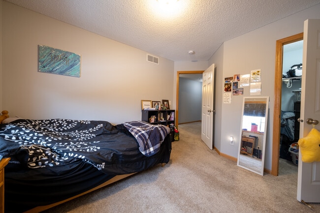 Building Photo - 17326 Lilac Ln SE