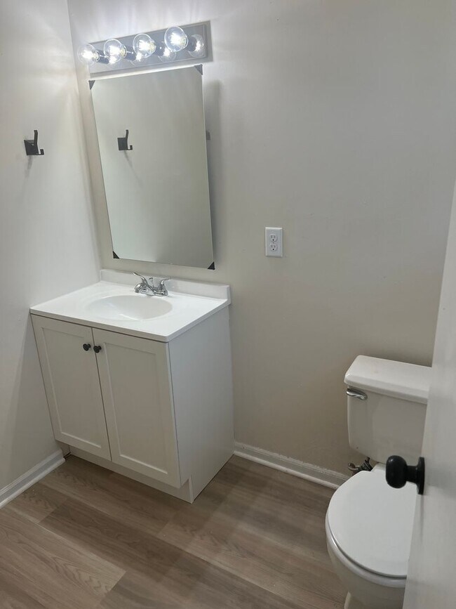 Building Photo - 758-760 Southampton Dr