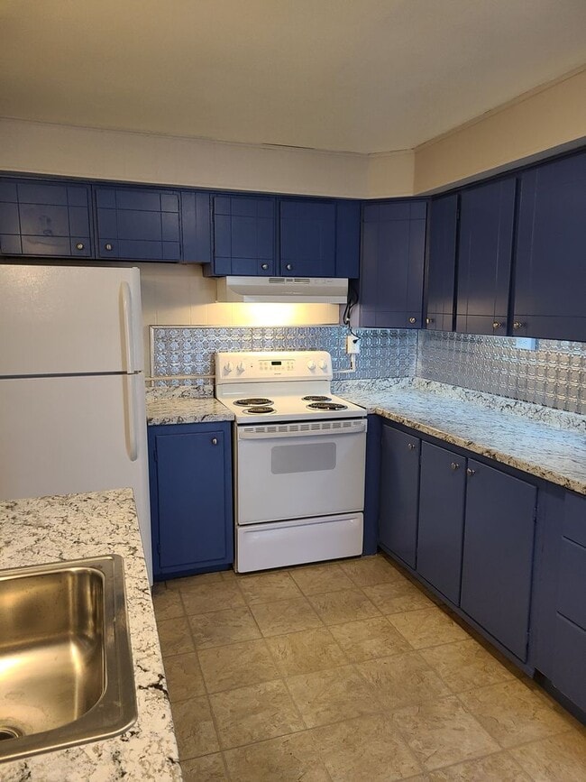 Building Photo - Spacious 2 Bedroom Home with possible 3rd bedroom or office space!