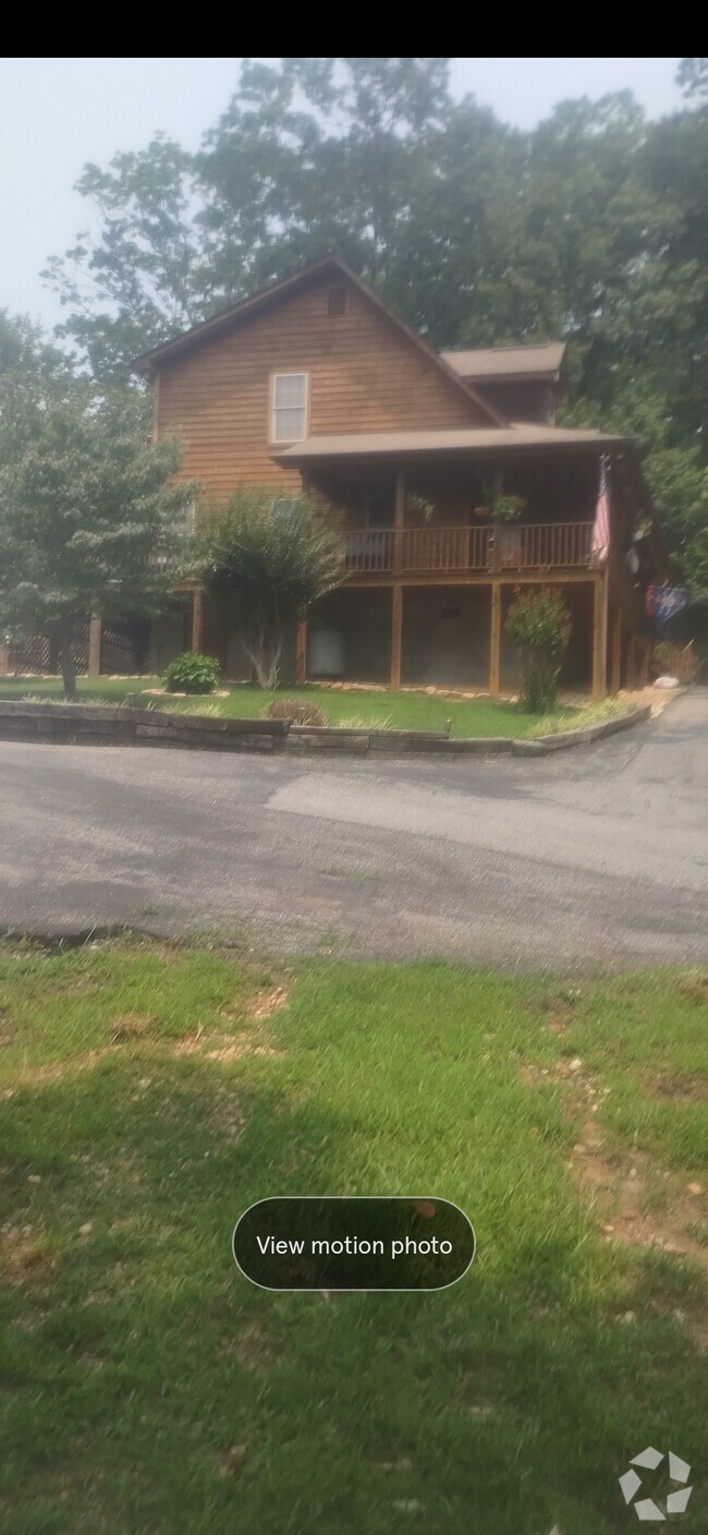 Building Photo - 725 Woodlawn Dr