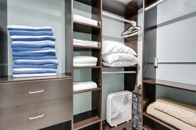 Building Photo - 906 N 13th Ave