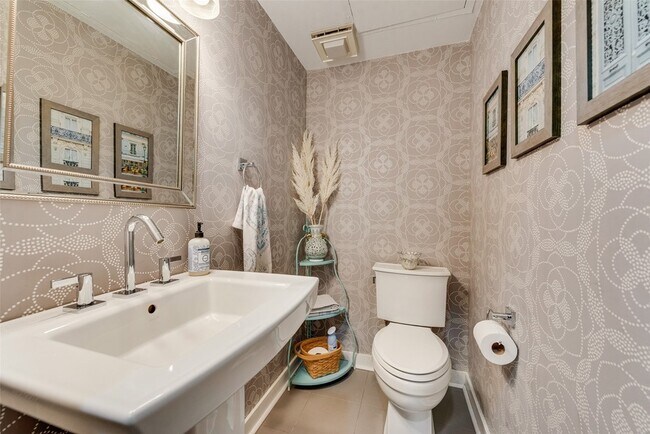 Building Photo - 3922 Gilbert Ave