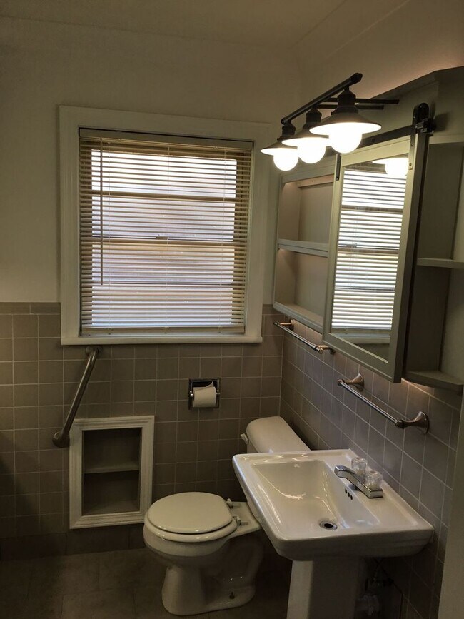 Building Photo - GORGEOUS 4/3 BROADMOOR HOME-UPDATED-MUST SEE