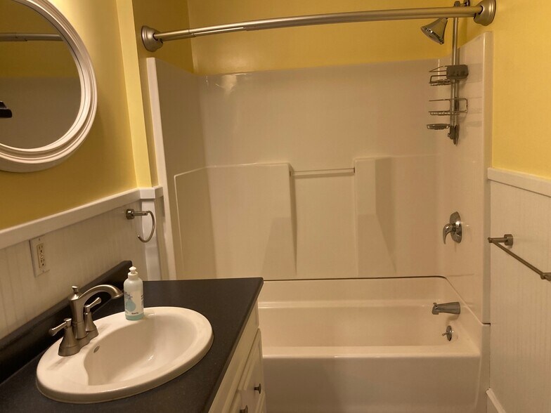 Building Photo - 325 Spring St