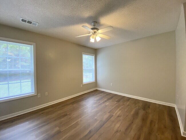 Building Photo - Home in Woodbridge With a Screened Porch and Private Backyard!