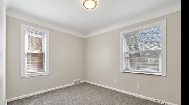 Building Photo - Beautiful 3 bedroom/1 bath Brick Bungalow - Now Available!