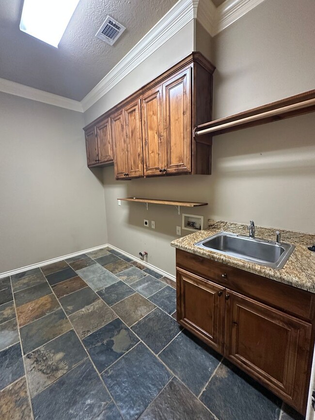 Building Photo - College Station - 3 bedroom 2 bath- 2 car garage - fenced in back yard home in Castlegate