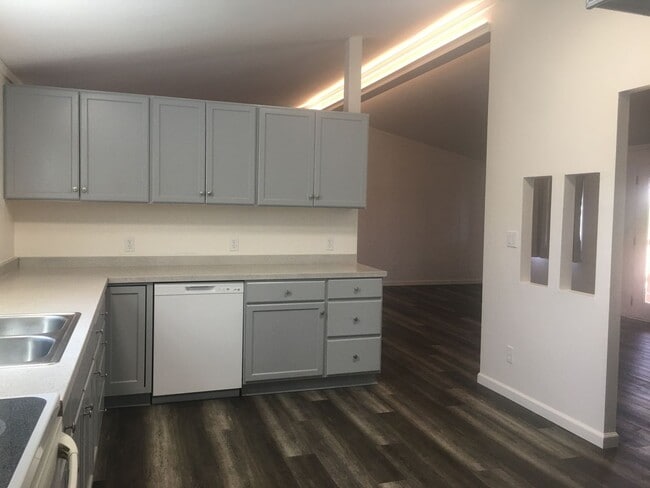 Building Photo - 3 Bedroom, 2 Bathroom Home