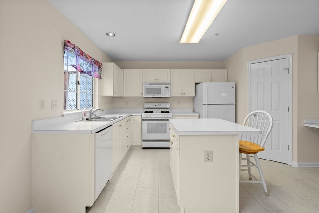 Building Photo - 3 Bed 2.5 Bath - Silver Spring Townhouse -...