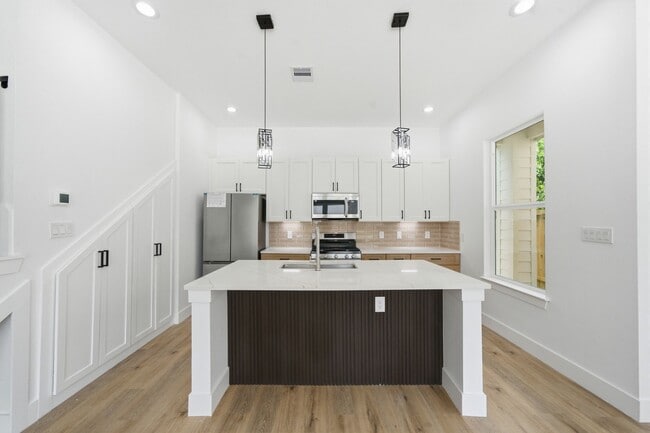 Building Photo - 8910 Knoll Leaf Dr