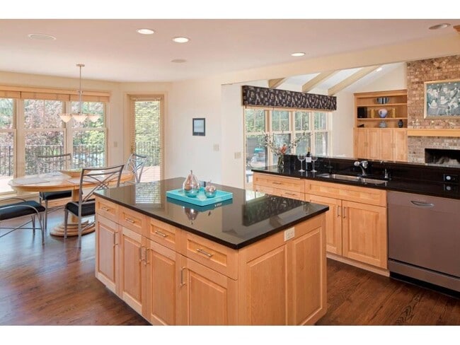 Building Photo - 1215 Oakview Rd