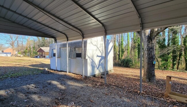 Building Photo - 207 Bell St