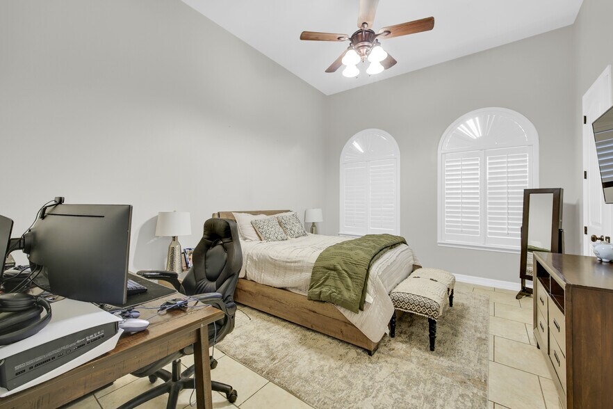 Building Photo - 5706 N 3rd Ln