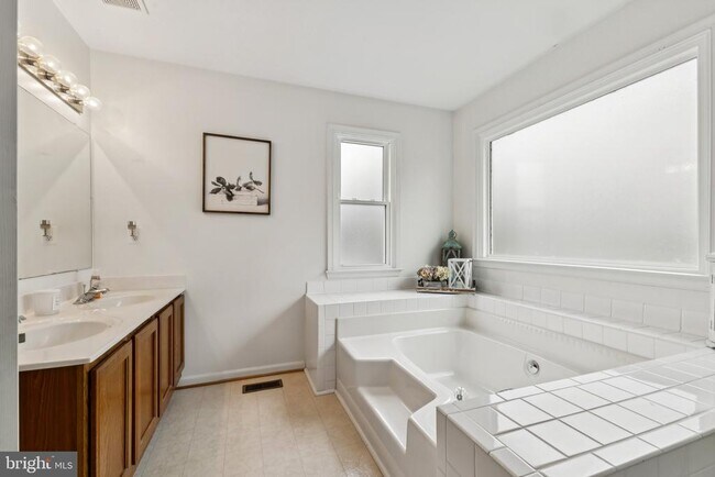 Building Photo - 14 Willow Glen Ct