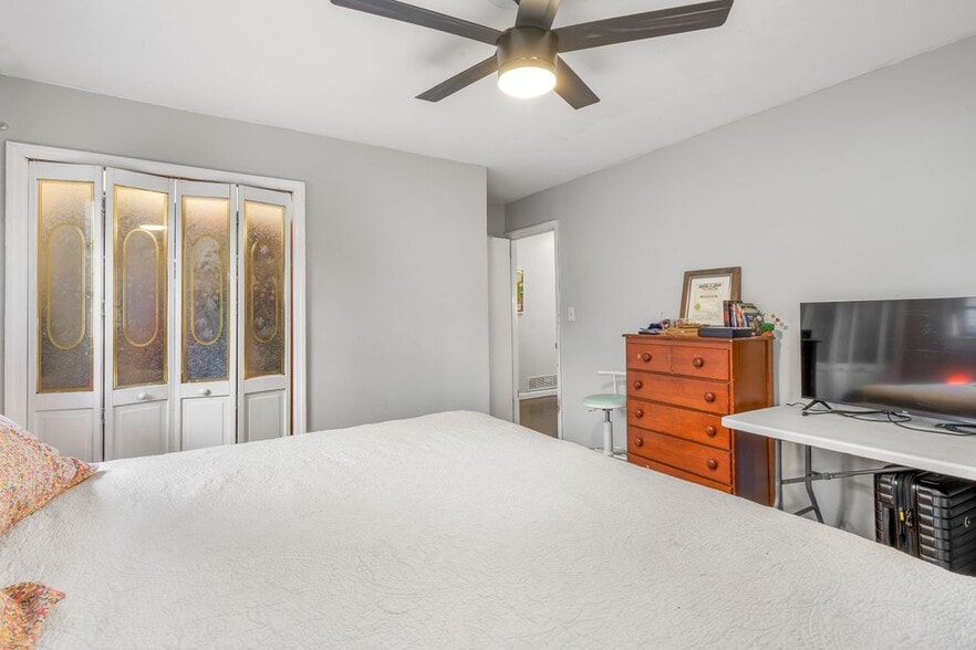 Building Photo - 2205 Plantation Dr