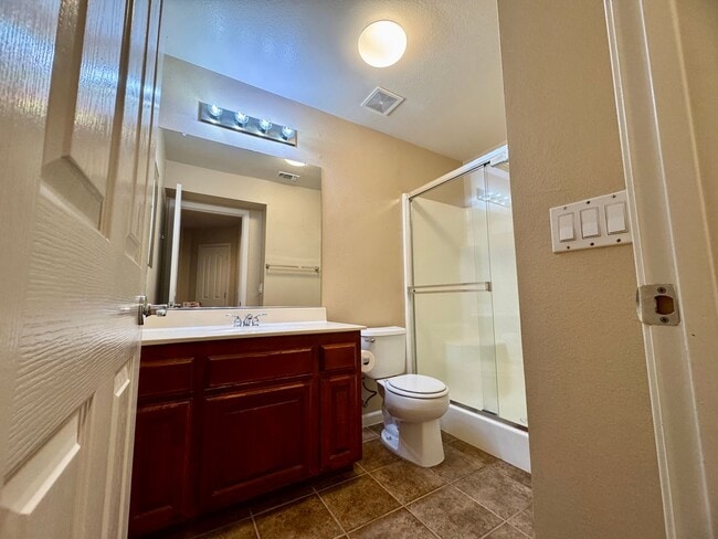 Building Photo - Spacious 3 Bedroom 3 Full Bathrooms Available Now!