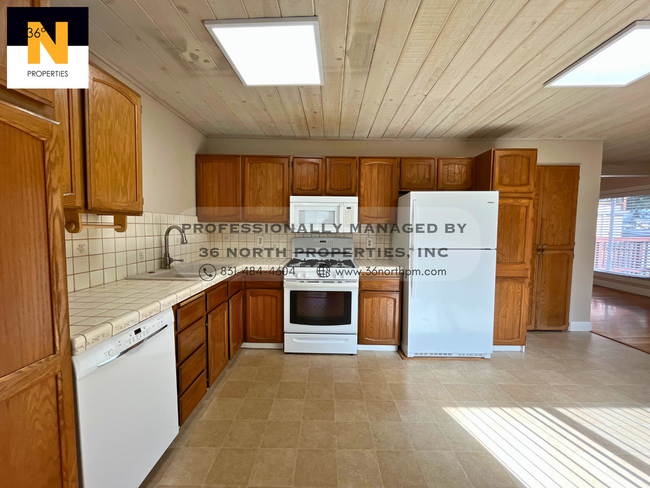 Building Photo - Charming 2-Bedroom Home in Monterey with S...