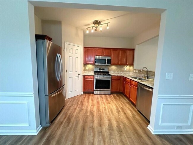 Building Photo - 2089 Lakeshore Overlook Dr