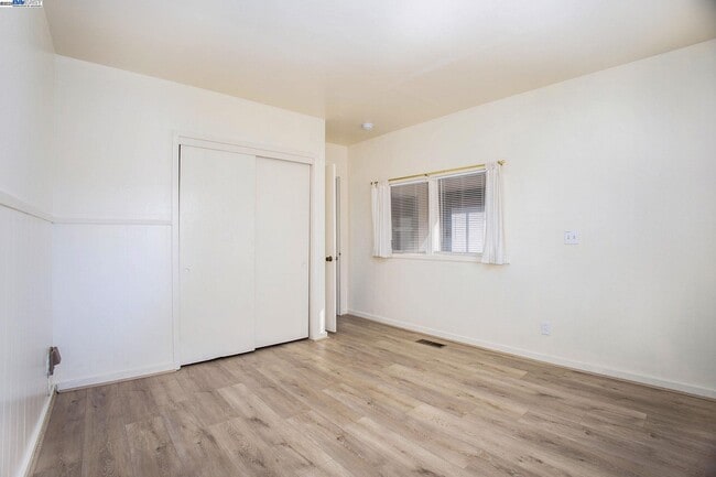 Building Photo - 60 Maitland Dr