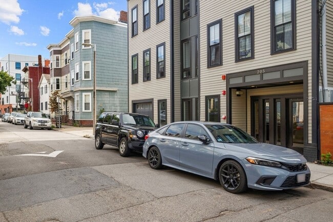 Building Photo - 205 W 8th St