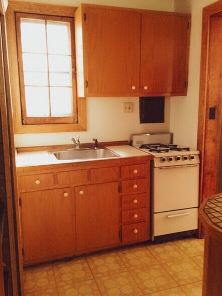 Building Photo - 102 E Kingsley St