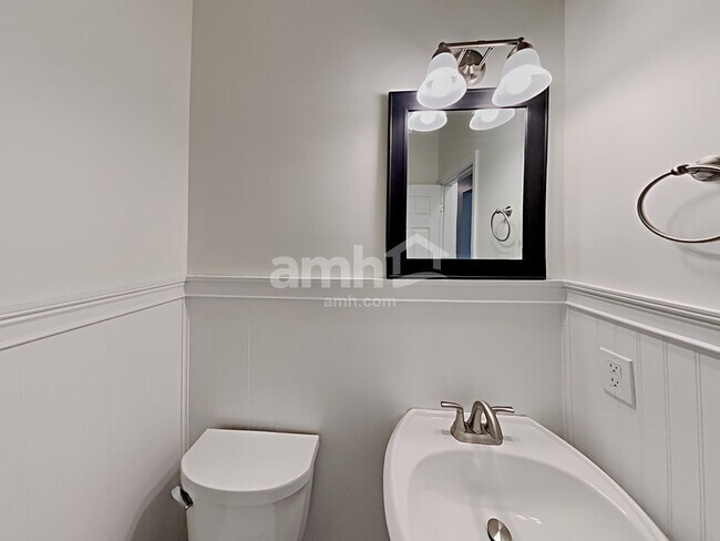 Building Photo - 433 Long Branch Way