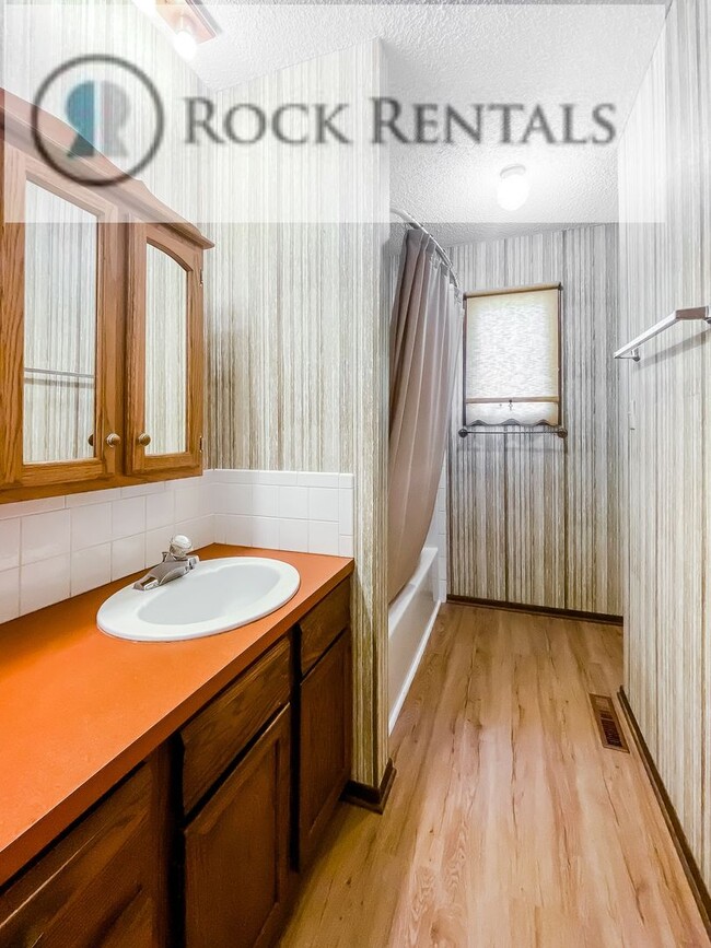 Building Photo - 2 Bed 2 Bath Duplex with Full Basement