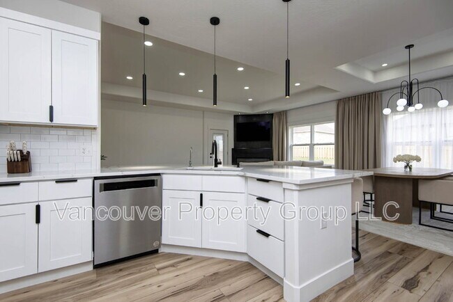 Building Photo - 5075 E Ferdinand Ct