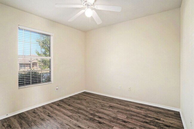 Building Photo - Welcome to this charming 3-bedroom, 2-bath...