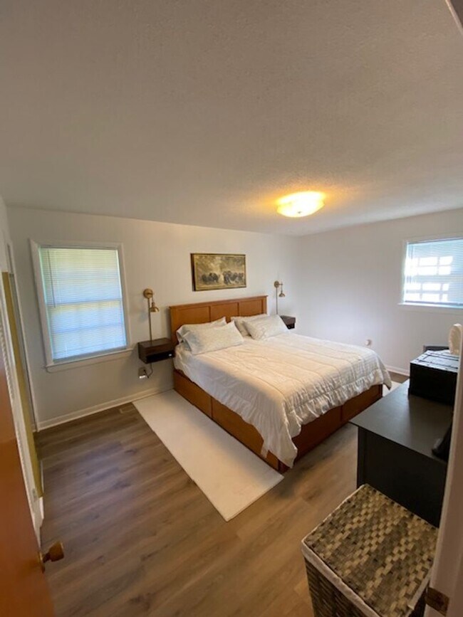 Building Photo - Christmas Move-In Special!! $500 off first month's rent