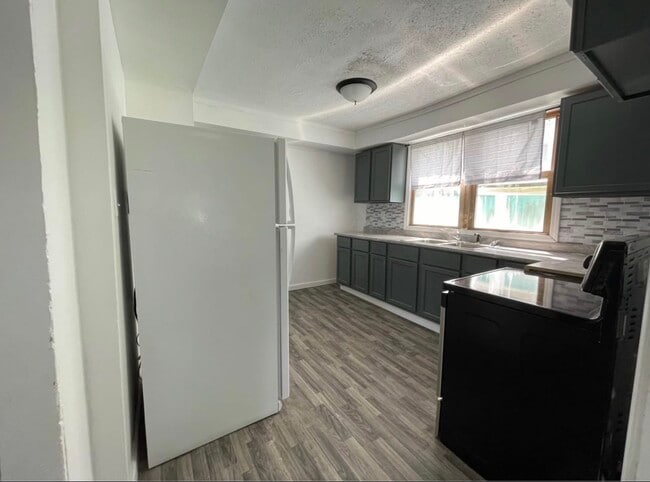 Building Photo - 420 Haney Ave