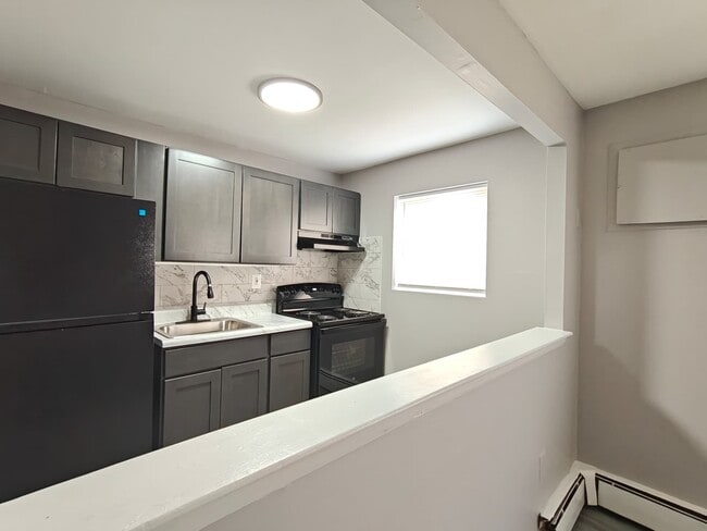 Building Photo - 308 Main St