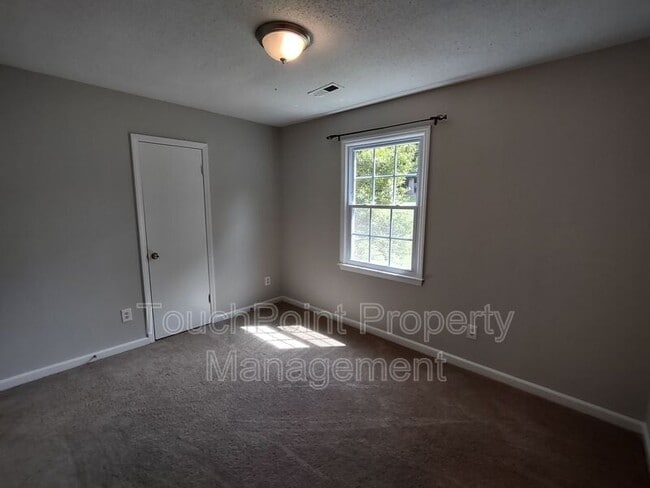 Building Photo - 710 Sharon Dr