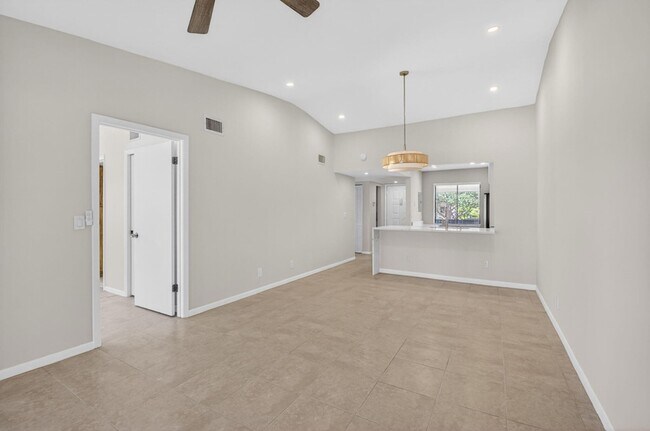 Building Photo - 6649 Somerset Dr
