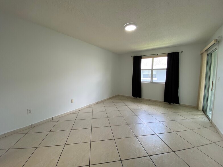 Building Photo - 2510 SE 20th Pl