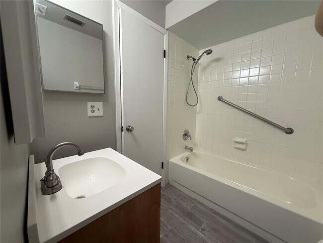 Building Photo - 5006 Parkhill Dr