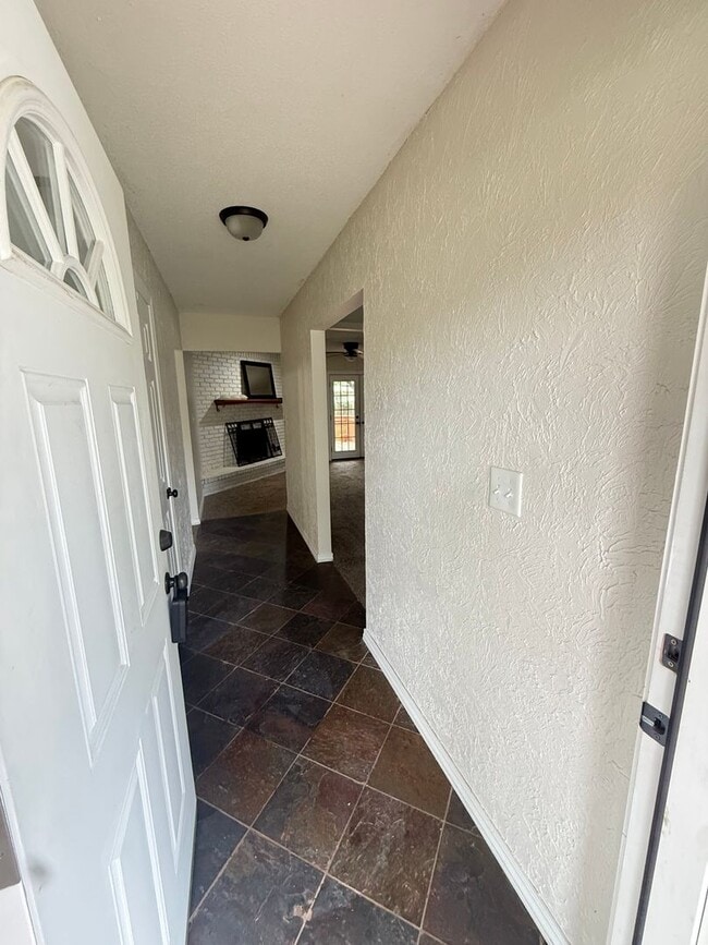 Building Photo - 4 Bed 2 Bath Springfield, MO