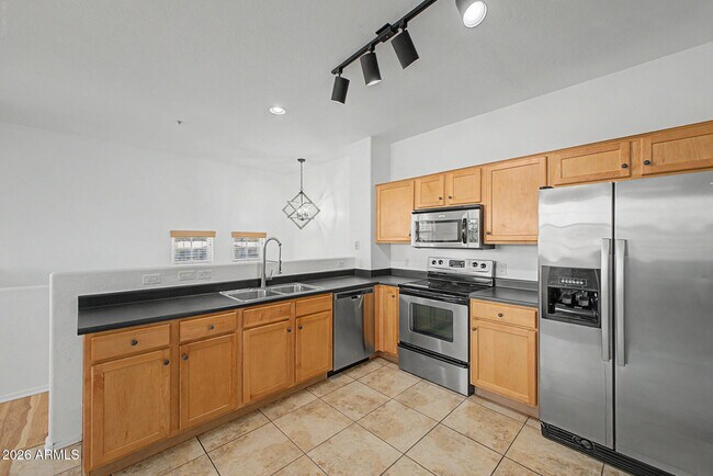 Building Photo - 2233 E Huntington Dr
