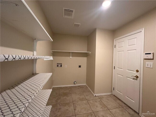 Building Photo - 19 Briarwood Dr