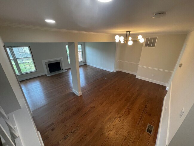 Building Photo - BEAUTIFLLY UPDATED TOWNHOME