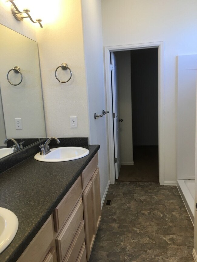 Building Photo - Newer, Spacious 3 Bedroom / 2 Bath in Wellington! New Carpet and Paint Before Move In