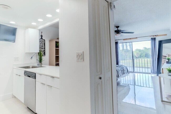 Building Photo - 3760 Inverrary Dr