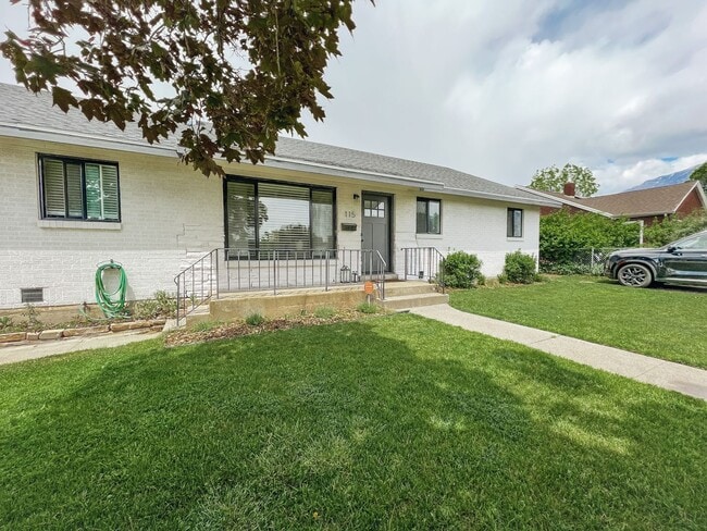 Building Photo - Stylish home ready for comfortable living